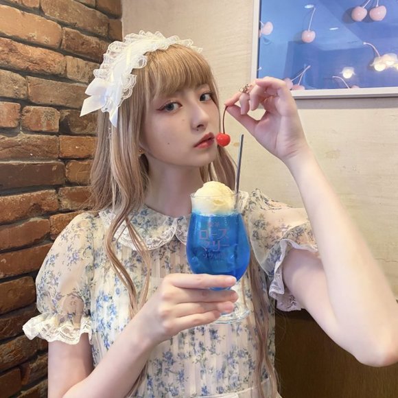 RoseMarie Seoir lace headdress with pearl hearts - Picture 6 of 7